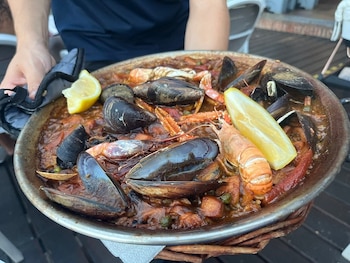 Paella de marisco del restaurante Fiego, en la playa de Port-Pelegrí (Web del restaurante)