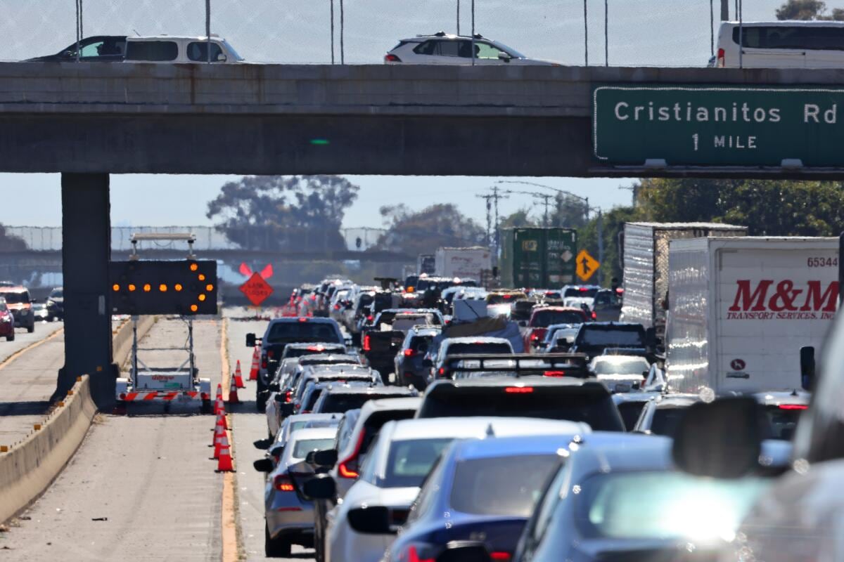 La limitada red de transporte público en Los Ángeles refuerza la dependencia del vehículo privado y aumenta los desafíos de movilidad de la ciudad (Los Angeles Times)