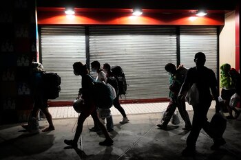 ARCHIVO. El Servicio Nacional de Migración de Panamá deportó y expulsó el 17 de marzo de 2026 a 33 ciudadanos nicaragüenses por incumplimientos de la normativa migratoria, de acuerdo con el Servicio Nacional de Migración. (AP Foto/Matias Delacroix)