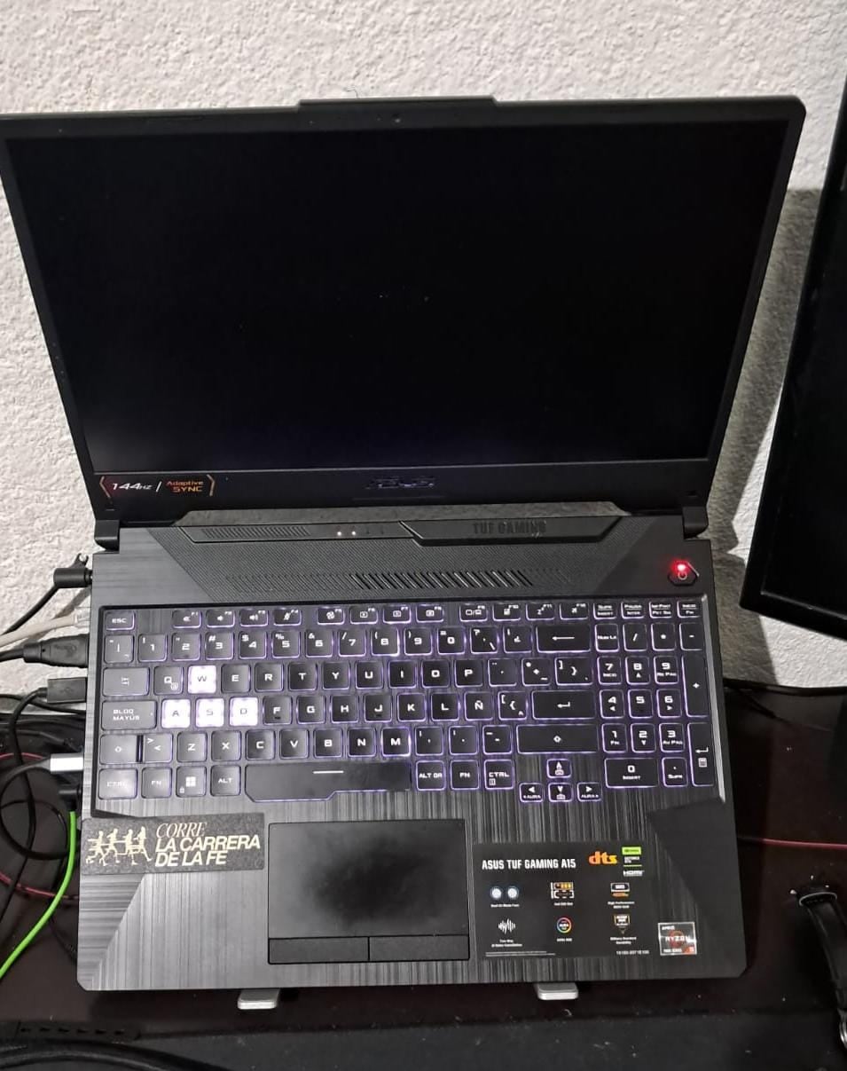 Las autoridades decomisaron teléfonos, una tableta y varias computadoras para someter sus registros a peritajes forenses. (PNC de Guatemala)