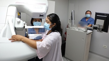Las mujeres que presenten signos que requieran pruebas complementarias recibirán información sobre los establecimientos de salud a los que podrán acudir para continuar con su evaluación médica - Créditos: Minsa.