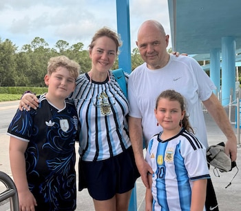 Carlos Rottemberg junto a su mujer, Karina Pérez Moretto, y sus hijos más pequeños, Nicolás y Matilda