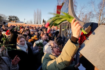 Varias personas se reúnen frente