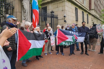 Militantes palestinos que respaldan a Hamas protestan contra Israel en la Universidad de Columbia (New York, Estados Unidos)