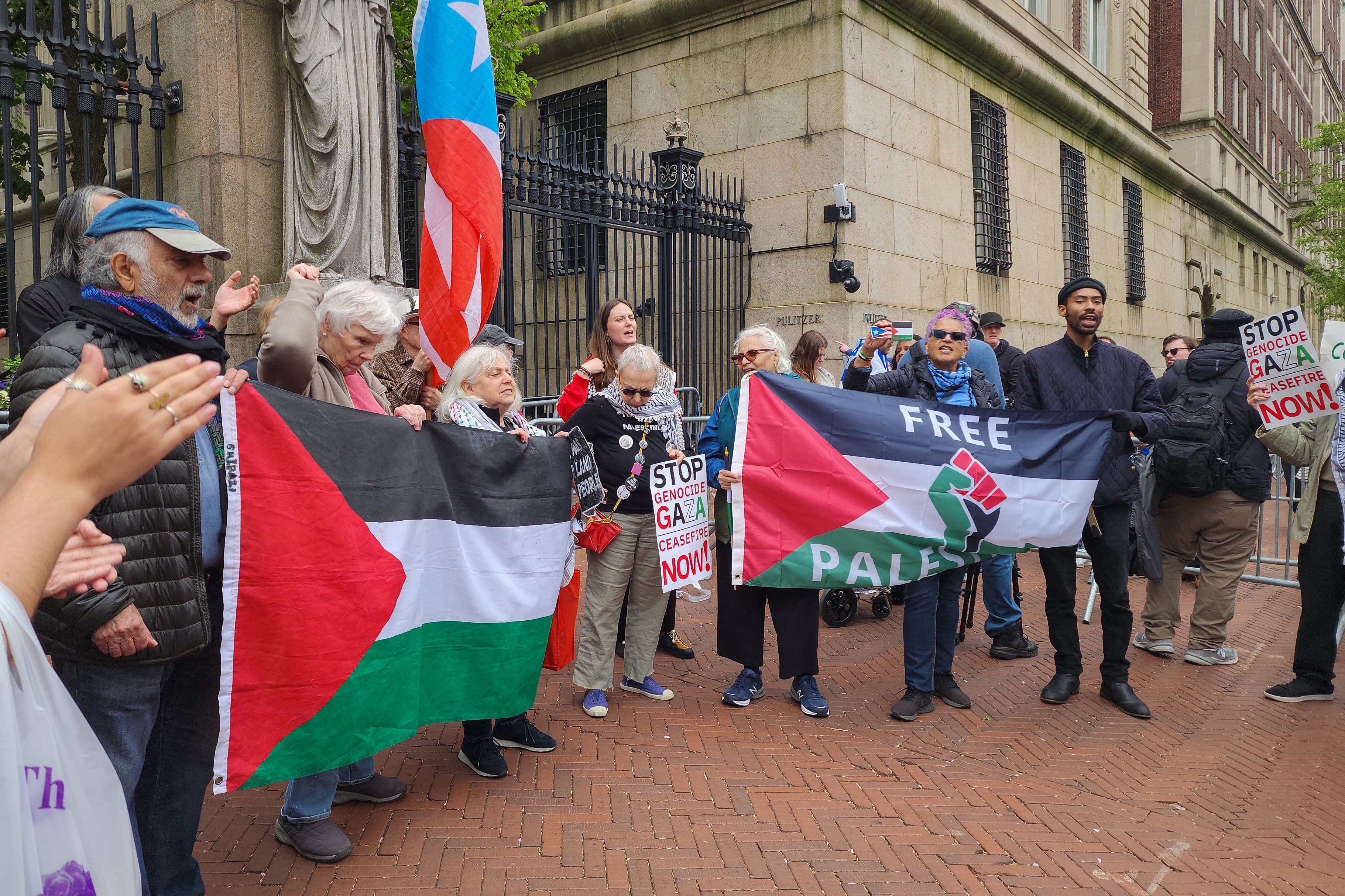 Militantes palestinos que respaldan a Hamas protestan contra Israel en la Universidad de Columbia (New York, Estados Unidos)