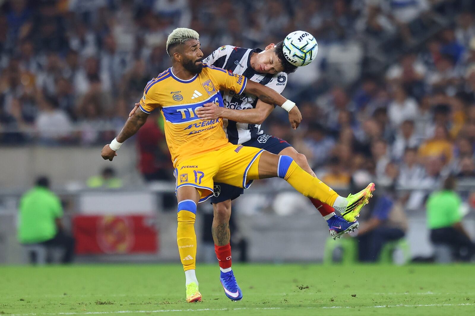 El uruguayo no logra obtener el esférico tras intervención de la defensa (X / Liga BBVA MX )