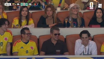 John Leguizamo vistió la camiseta Tricolor el día del partido entre Colombia y Portugal, mientras departía con Matt Damon en el palco del estadio de Miami - crédito ESPN