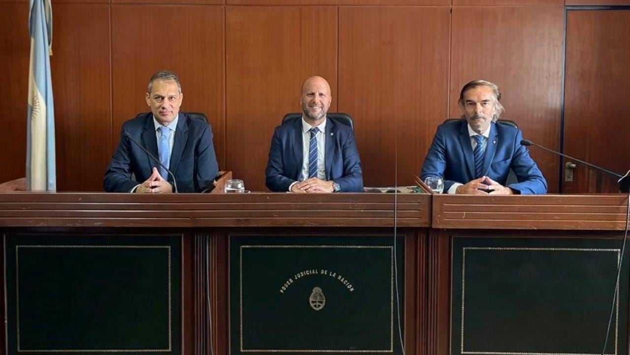 De izquierda a derecha, los camaristas Javier Carbajo, Mariano Borinsky y Gustavo Hornos. Los dos primeros votaron por continuar la investigación de las presuntas torturas a soldados durante la guerra de Malvinas, mientras que Hornos se pronunció en disidencia y respaldó la decisión que había descartado su calificación como delitos de lesa humanidad