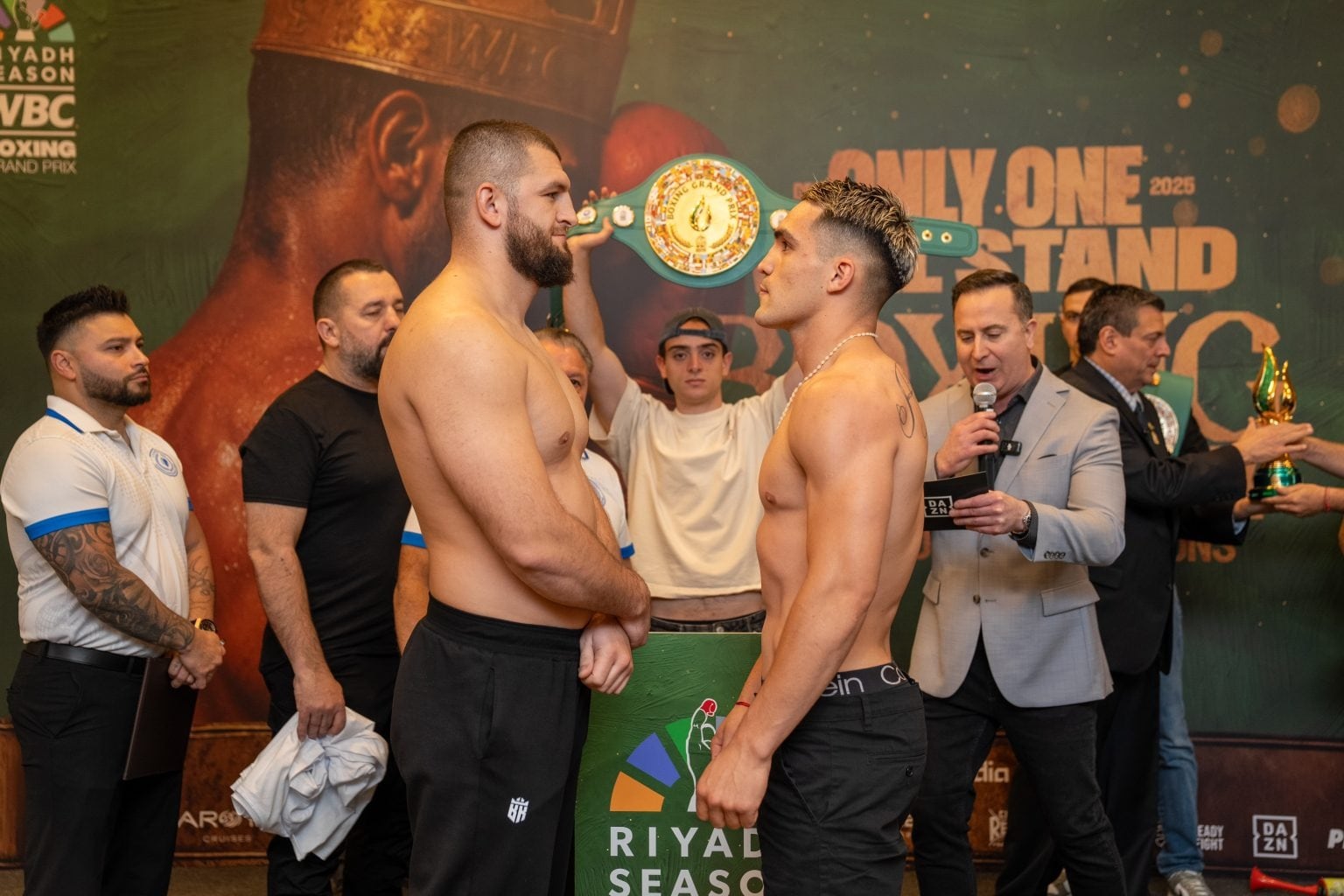 La diferencia física entre Kevin Ramirez y Ahmed Krnjic durante el pesaje