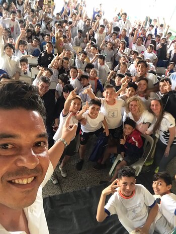 Otra postal del Muñeco con los alumnos de la escuela de Merlo (Foto: @BiblioFutbolera)