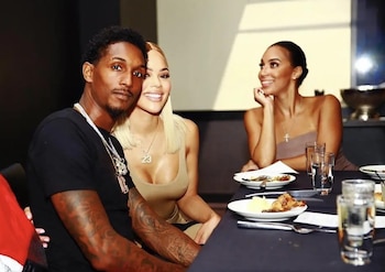 Lou Williams junto a Ashley