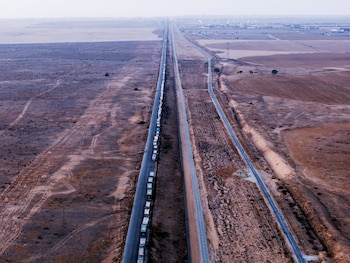 Una fila de camiones aguarda