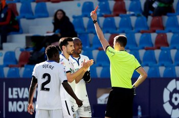 El árbitro expulsa al jugador