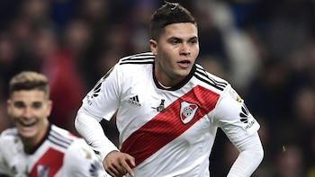 Debido a que Quintero convirtió uno de los goles decisivos ante Boca Juniors en la final de la Copa Libertadores 2018, respondieron con evasivas cuando Ryan Castro les quiso regalar la camiseta - crédito Javier Soriano/AFP