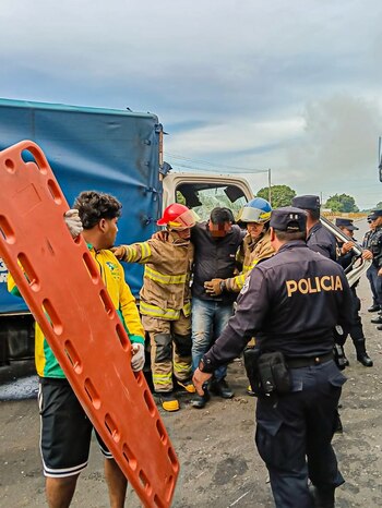 La Policía Nacional Civil detuvo a Gerardo Esaú Medina Cárcamo por el delito de lesiones culposas tras el percance en la capital. (Foto cortesía VMT)