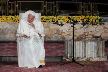 El papa Francisco asiste a un encuentro con obispos, diáconos y religiosos en la Basílica del Sagrado Corazón, en Koekelberg, Bélgica, el 28 de septiembre (AP Foto/Andrew Medichini)