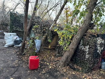 Campamento improvisado y refugios cubiertos con redes de camuflaje en la zona donde permanecen reclutados ciudadanos latinoamericanos en territorio ruso (Cortesía por "Mateo").