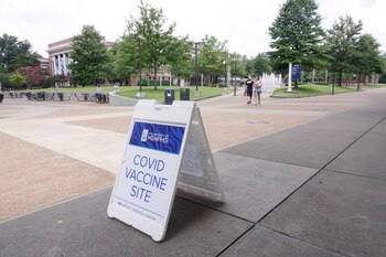 Un centro de vacunación en