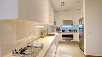 La cocina posee silestone en