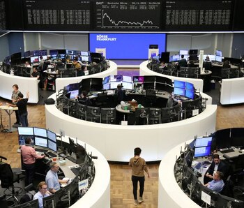 FOTO DE ARCHIVO: El gráfico de cotización del índice de precios alemán DAX en una pantalla en el interior de la Bolsa de Fráncfort, Alemania, el 28 de noviembred e 2022. REUTERS/Personal