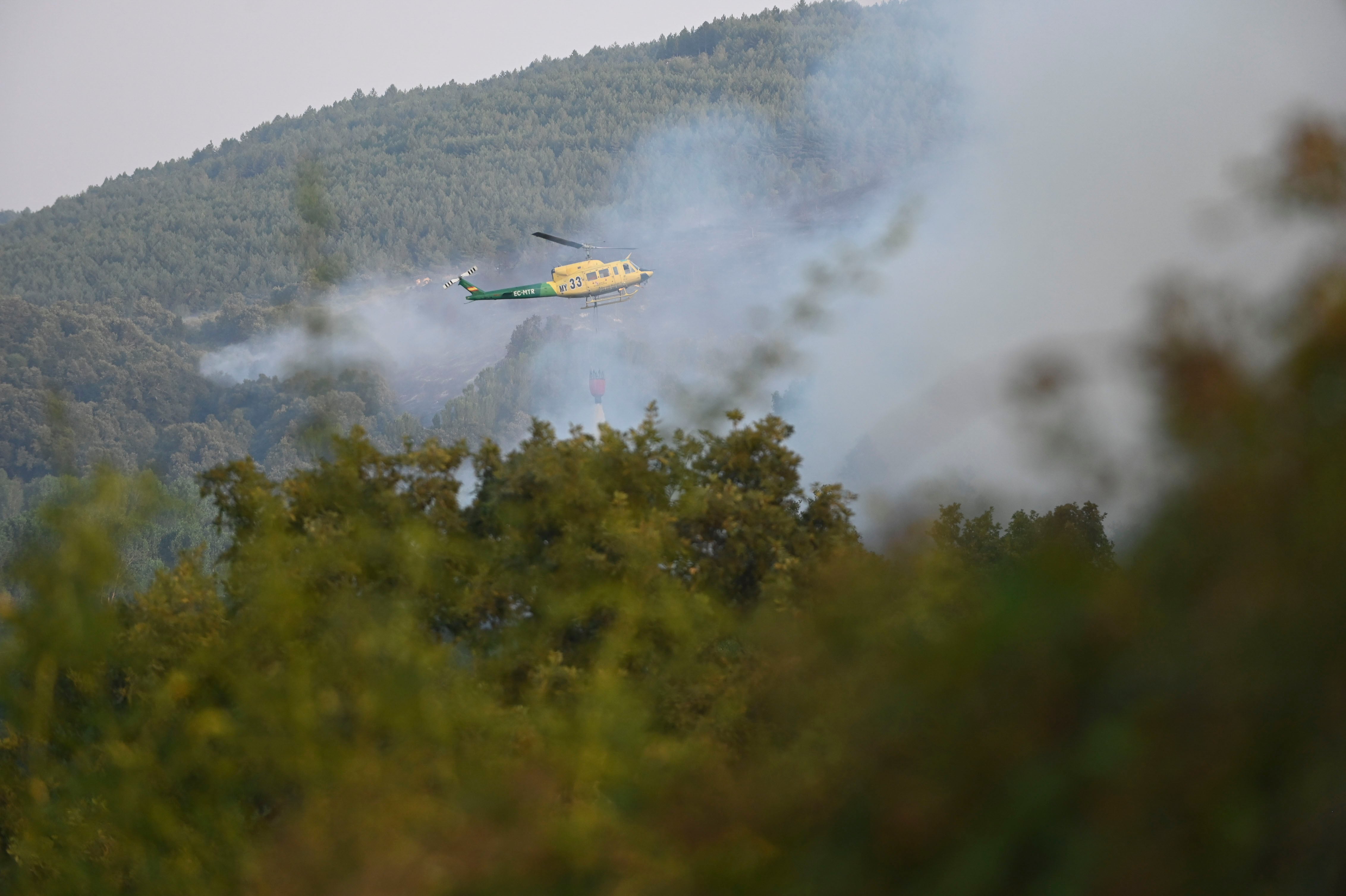 Vista del incendio de nivel 2 que se ha declarado en la localidad leonesa de La Utrera. (EFE/ J.Casares)