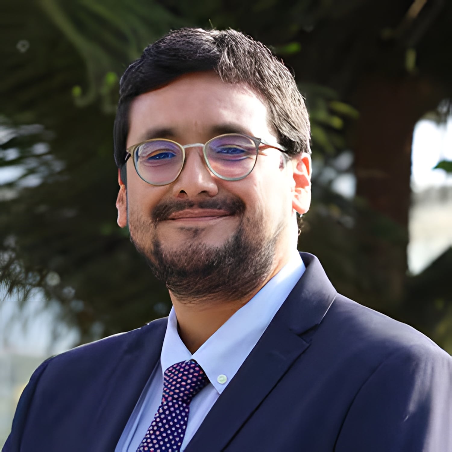 De formación jurídica, Reyes Llanos posee trayectoria en la administración pública, donde ha asumido funciones de asesoría legal y puestos directivos en diversas instituciones del Estado. Foto: X