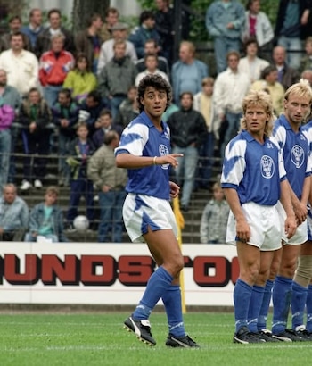 En 1988, Paredes emigró a la Bundesliga tras comprar su carta de transferencia a Irapuato y se incorporó al Schalke 04 con 22 años. (Facebook/ LOS NEZA BOYZ
