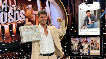 Fabio Agostini, sonriente, levanta un maletín transparente lleno de billetes de cien dólares, con $200,000 USD visibles. Detrás, pantallas muestran mensajes de felicitación de Nicola Porcella y otros.