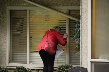 Una mujer golpea la ventana