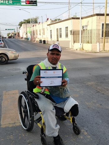 El hombre celebró junto a