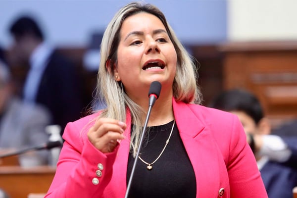 Congresista Tanía Ramírez perdió los papeles y calificó de