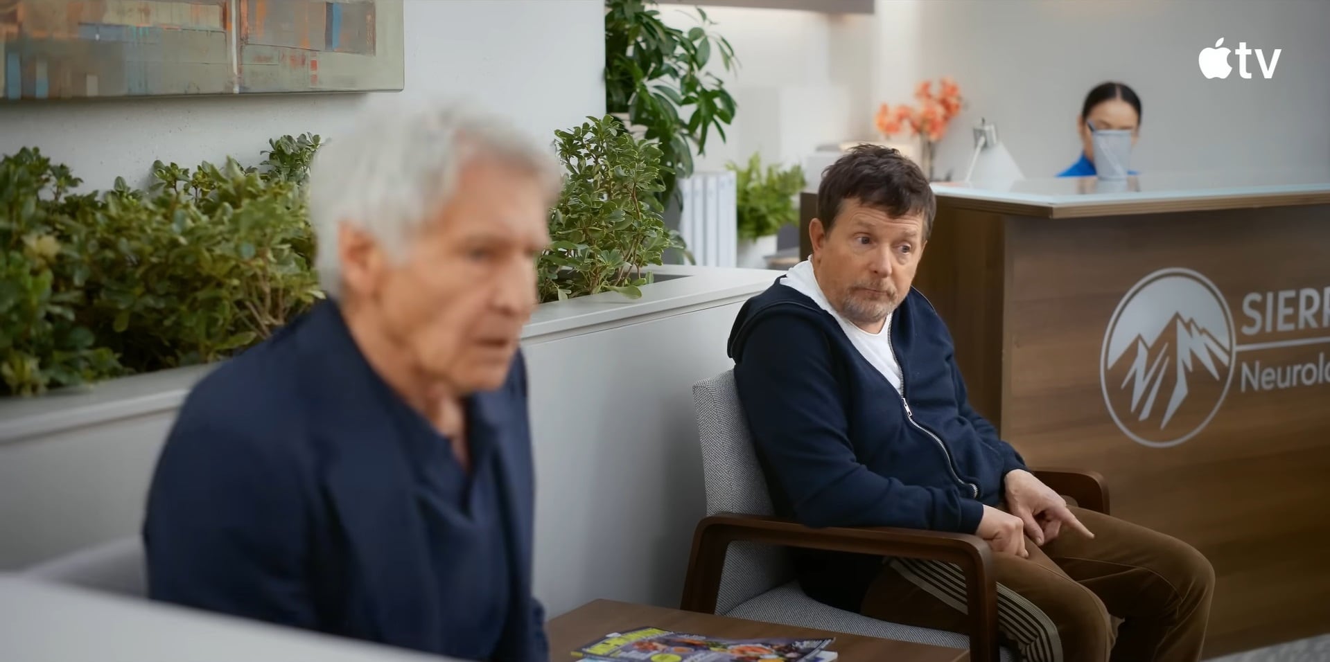 Harrison Ford y Michael J. Fox en la tercera temporada de la serie Shrinking (Terapia sin filtro) de Apple TV: la escena tiene un gran peso emotivo porque marcó el regreso oficial de Michael a la actuación. Interpreta a Gerry, un paciente con Parkinson, quien entabla una relación muy particular con el Dr. Paul Rhoades (Harrison Ford)