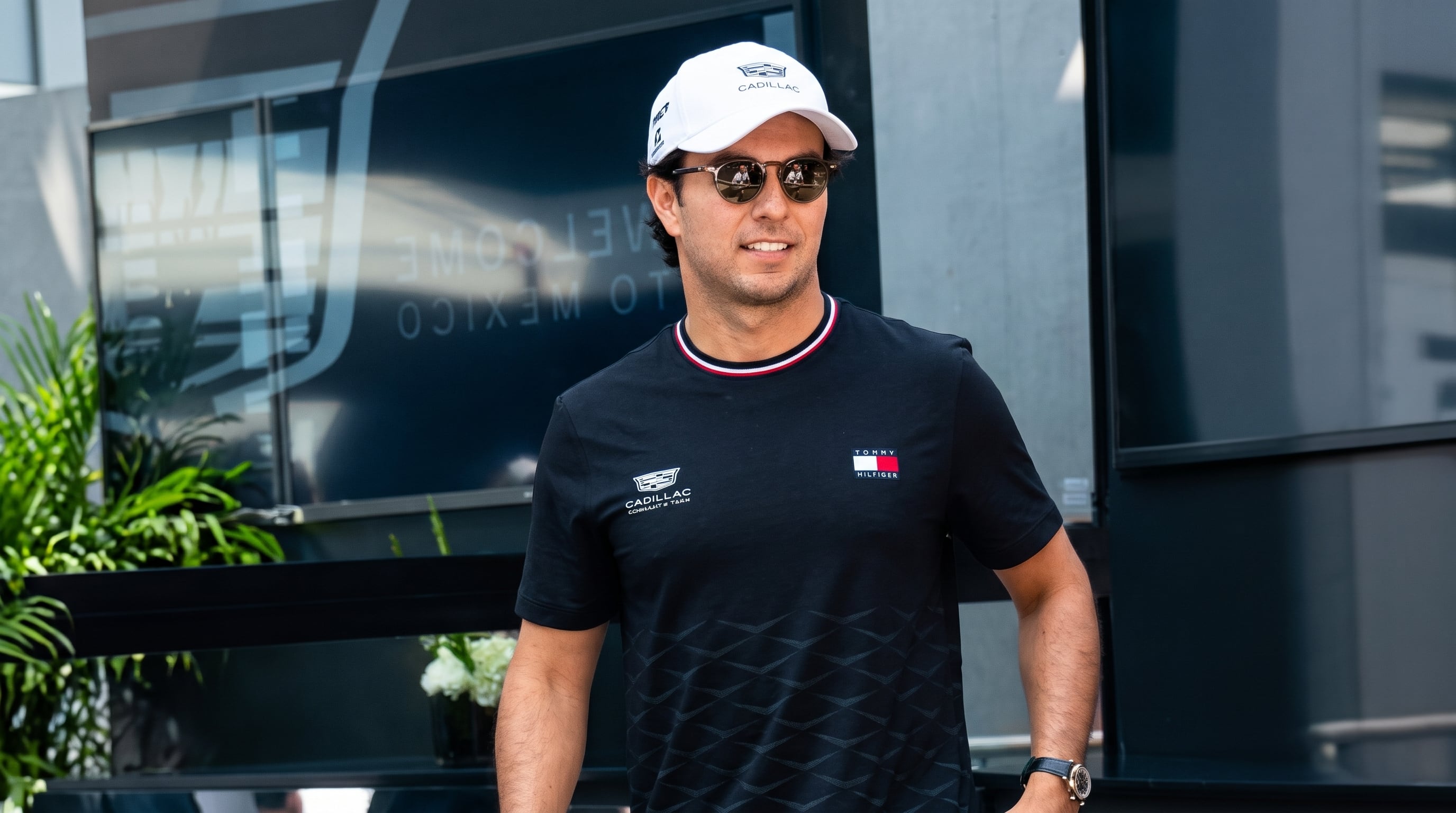 Checo Pérez se presenta en el paddock para su primer Gran Premio de México con Cadillac