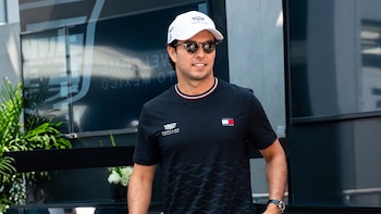 Checo Pérez se presenta en el paddock para su primer Gran Premio de México con Cadillac