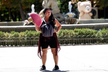 Una mujer se abanica en