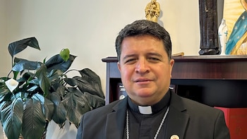 El recorrido de un migrante salvadoreño que, tras sobrevivir a la guerra y huir en un maletero, logró ser nombrado obispo en Estados Unidos