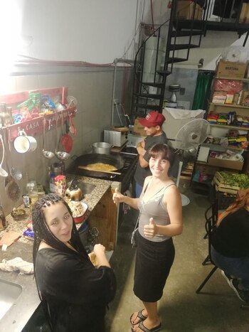 Mariana cocinando en La Casa