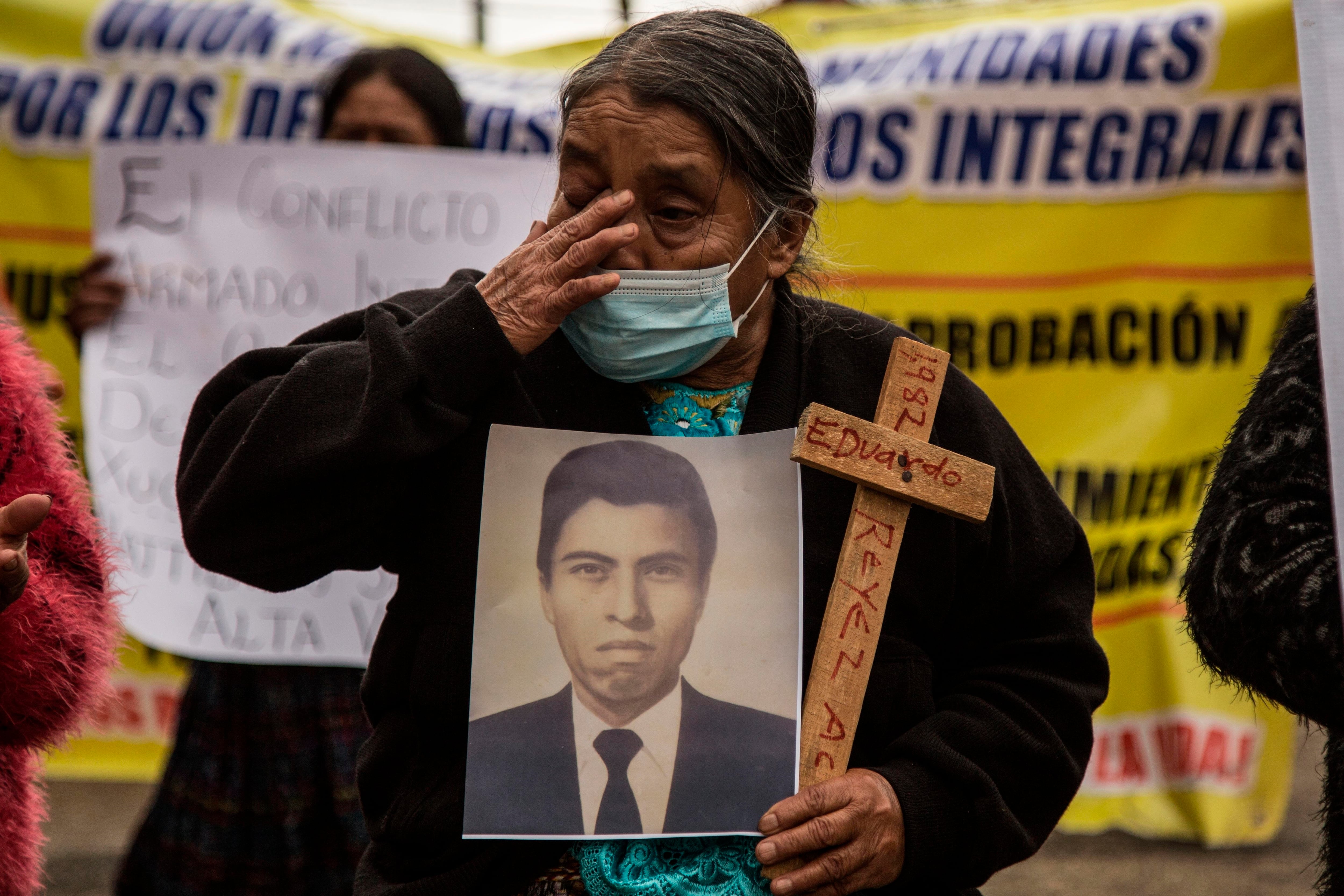 Familiares y amigos de víctimas del ejército de Guatemala durante el conflicto armado interno participan en una marcha con motivo del día de la