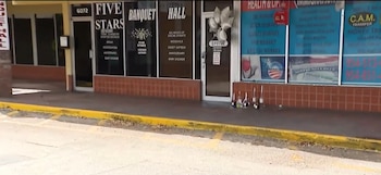 La comunidad de Sunrise organizó una vigilia en honor a Kendrick English, cubriendo el lugar del crimen con velas y globos como símbolo de duelo (Captura Telemundo Miami)