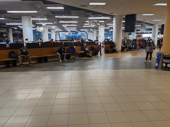La iniciativa se enmarca en un modelo inmobiliario enfocado en el arrendamiento de espacios corporativos dirigidos a empresas relacionadas con las operaciones aeroportuarias y el comercio exterior.