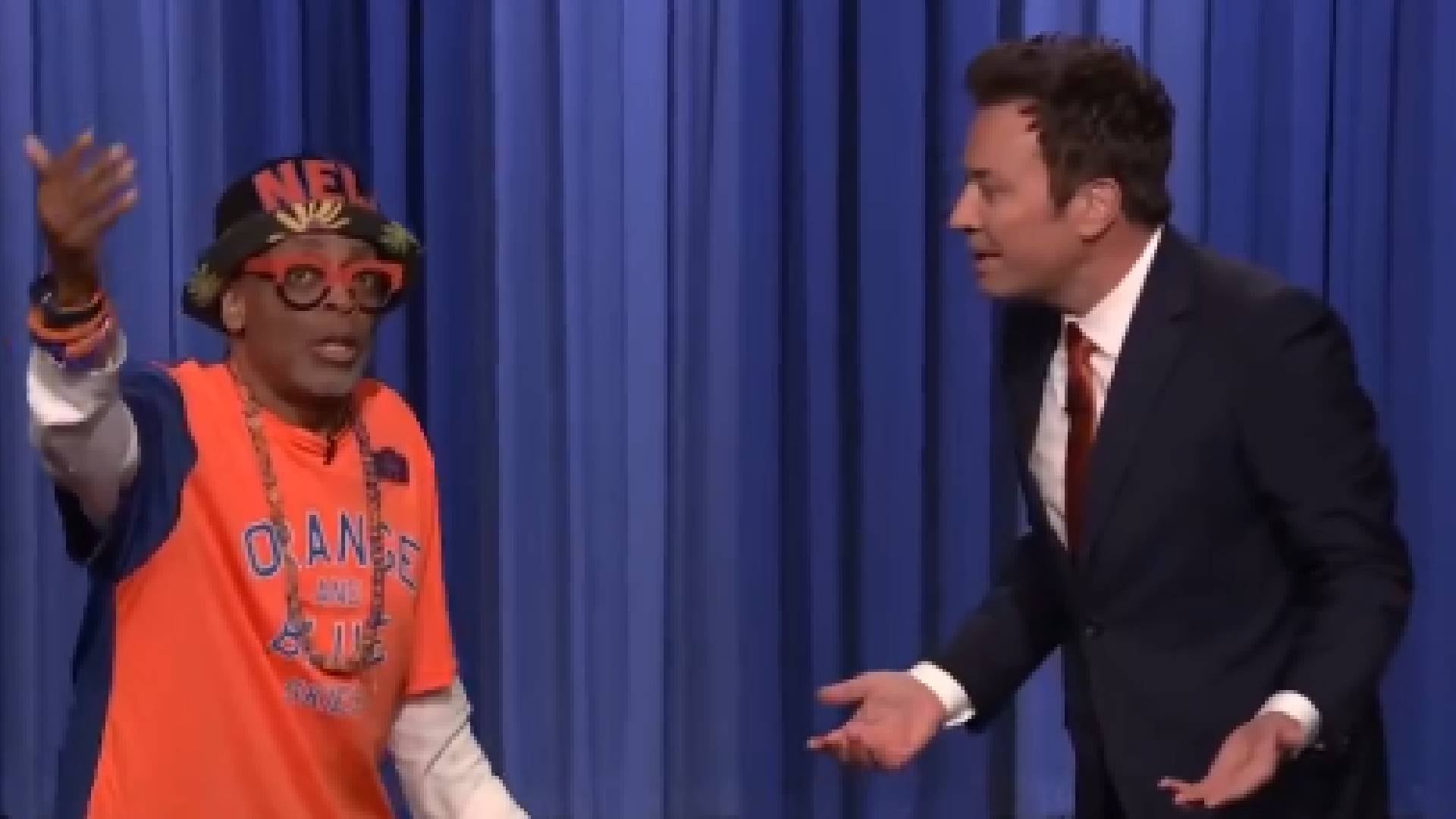 Spike Lee participó en la fiesta de los New York Knicks y presentó al equipo antes de la salida al escenario con confeti y el trofeo (The Tonight Show Starring Jimmy Fallon)