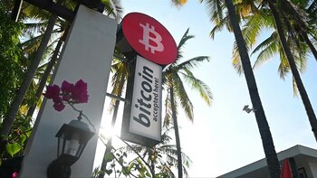 El bitcóin cumple un año como moneda de curso legal en El Salvador. La prolongada caída de su valor hace que los usuarios se vean menos entusiasmados que al inicio, aunque igual confían en que se recupere.