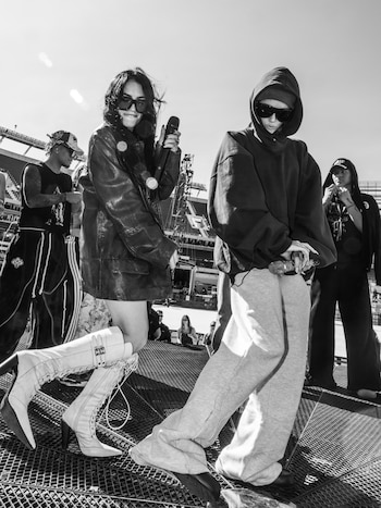 La organización difundió un video del detrás de escena donde Tini Stoessel ingresó al estadio con capucha y anteojos oscuros