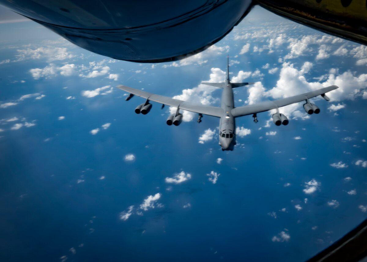 El bombardero estadounidenses B-52H sobrevoló sobre las aguas del Caribe entre la costa de Venezuela y la isla de Curazao