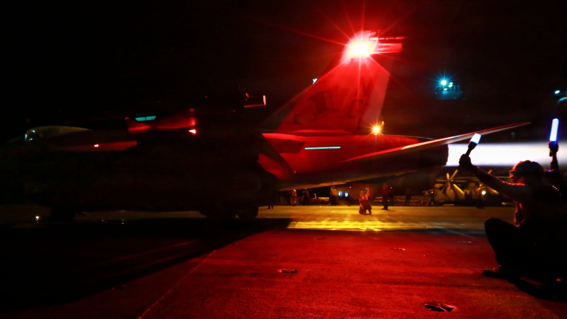 Cazas de Estados Unidos despegando y aterrizando en el USS Abraham Lincoln (CVN 72) (@centcom)