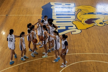 La participación en deportes estructurados llega a 7 de cada 10 hogares con ingresos de al menos USD 100.000 y baja a 4 de cada 10 entre las familias con menos recursos (Reuters)