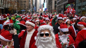 Miles de Papá Noel invadieron los bares de Manhattan durante la jornada benéfica del SantaCon