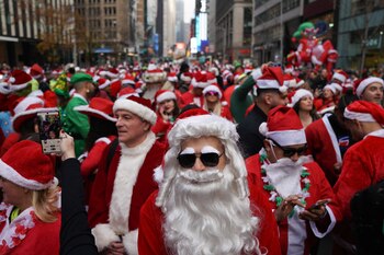 Miles de neoyorquinos se vistieron de Papá Noel para apoyar a causas caritativas en el evento anual que empezó en Midtown y concluyó en East Village, en el SantaCon. (REUTERS/David Dee Delgado)