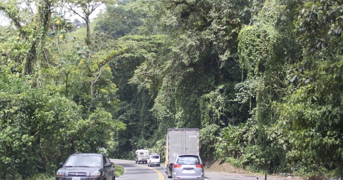 La Ruta 32 permanecía cerrada este lunes, mientras que la Ruta 10 fue reabierta tras la limpieza de un deslizamiento. Cortesía: La República
