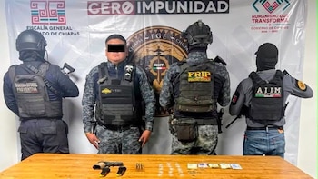 Detienen en Chiapas a hombre con uniforme e insignias falsas de la Fuerza Pakal: le decomisan arma, cargadores y cartuchos útiles